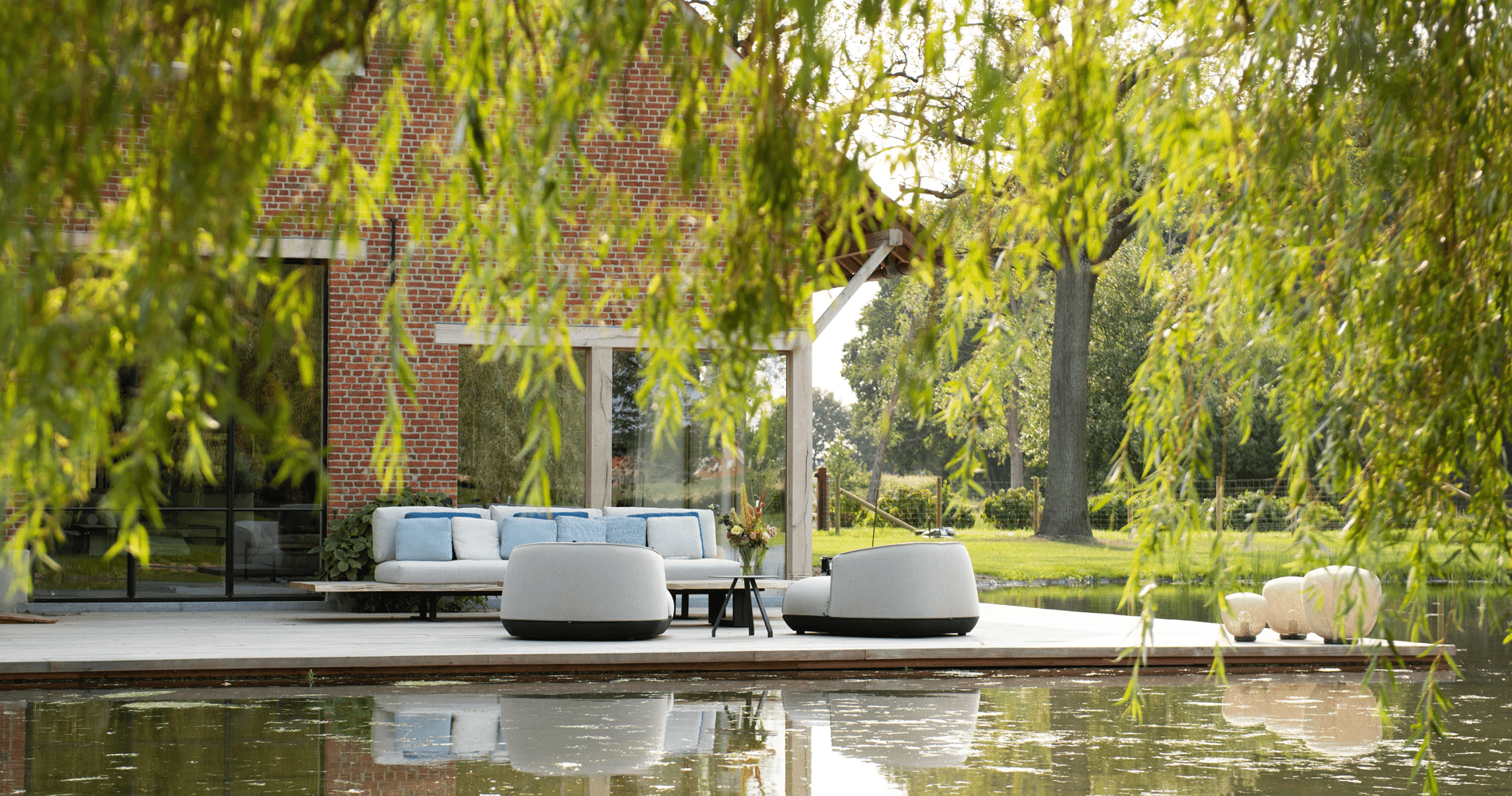 Poolhouse_Kristalia_Liyo_Meubili_Boqa_Tribu_PaoloLenti_Jardinico_Knokke