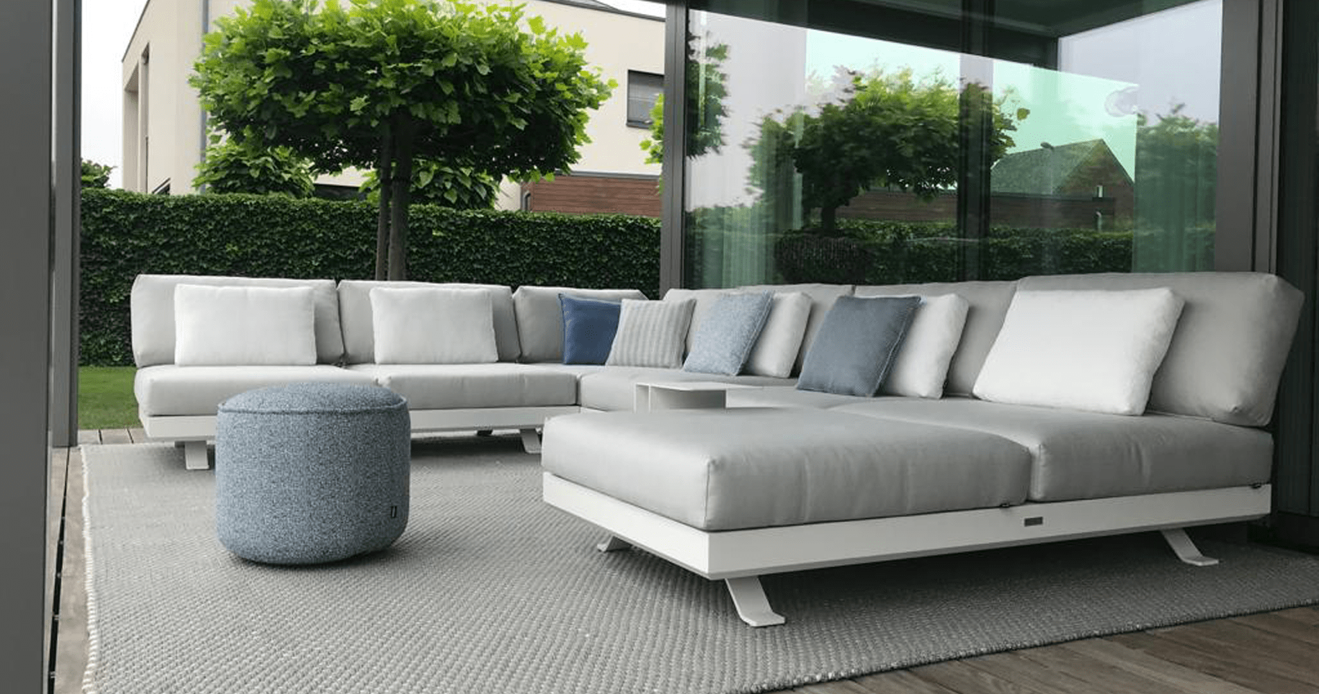 Venice_Meubili_Lounge_ligbed_daybed_tribu_Monsieurtricot_brugtafel