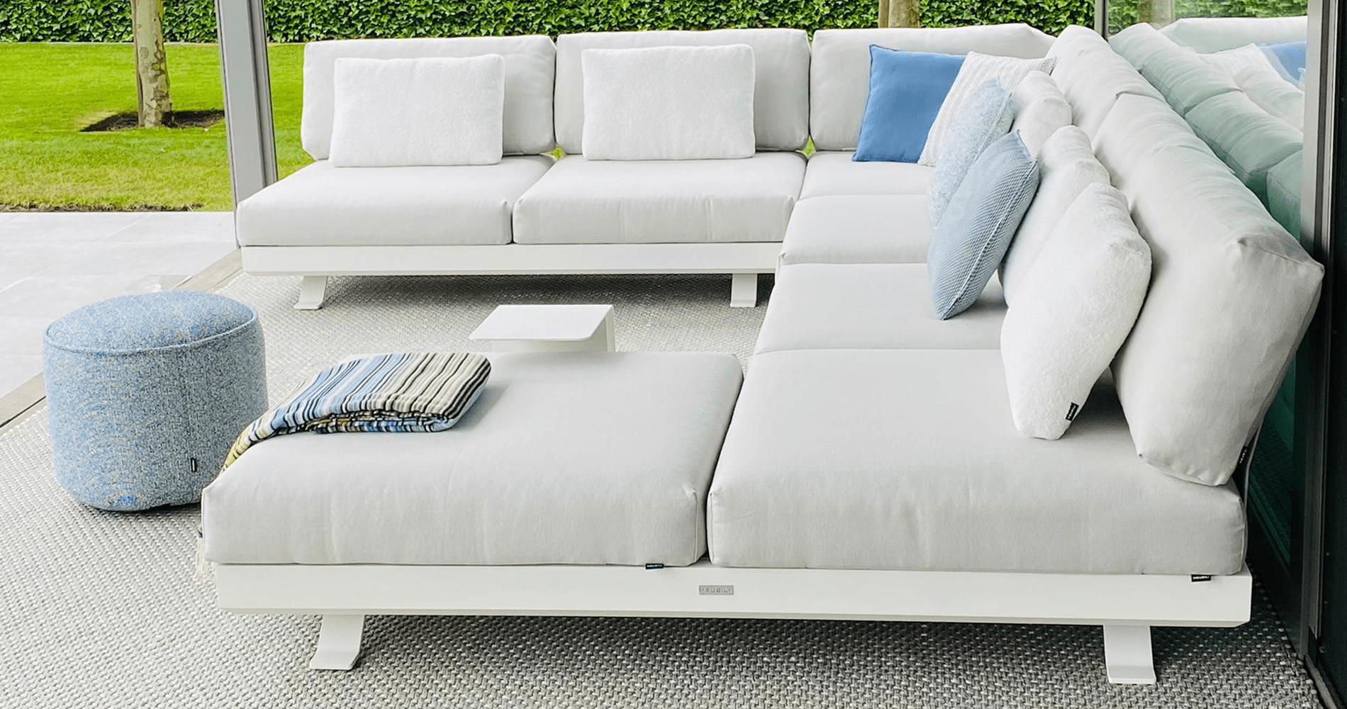 Venice_Meubili_Lounge_ligbed_daybed_tribu_Monsieurtricot_brugtafel